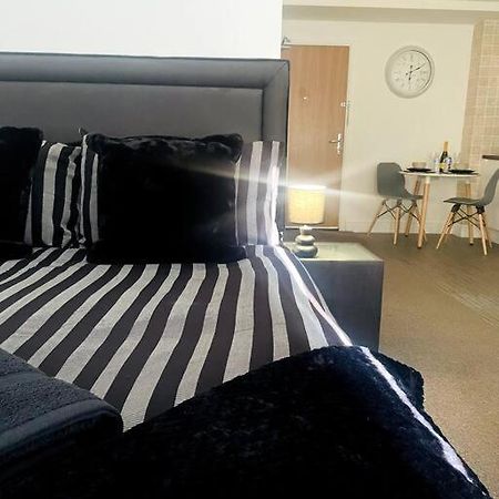 #215 1 Bed Serviced Apartment 더비 외부 사진