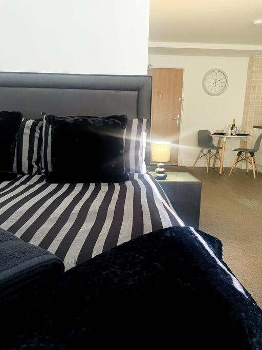 #215 1 Bed Serviced Apartment 더비 외부 사진