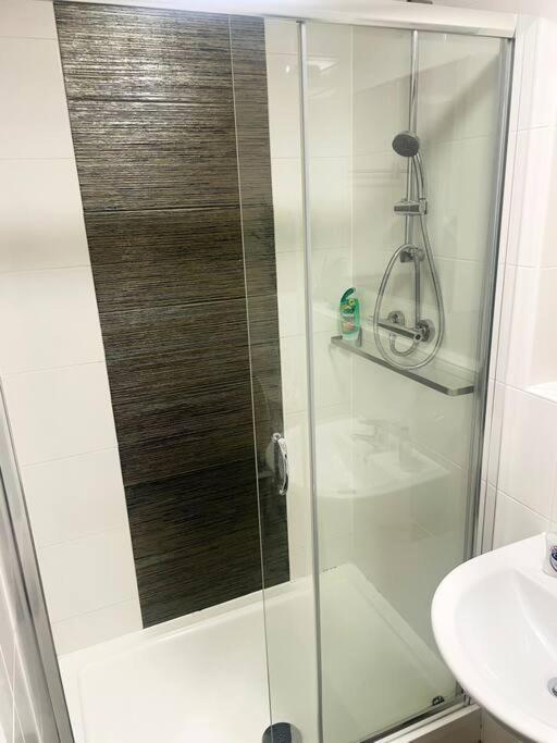#215 1 Bed Serviced Apartment 더비 외부 사진