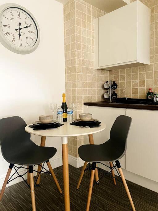 #215 1 Bed Serviced Apartment 더비 외부 사진