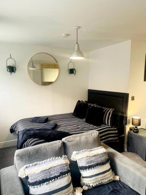 #215 1 Bed Serviced Apartment 더비 외부 사진