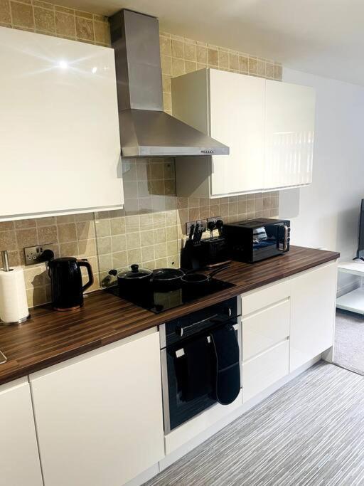 #215 1 Bed Serviced Apartment 더비 외부 사진