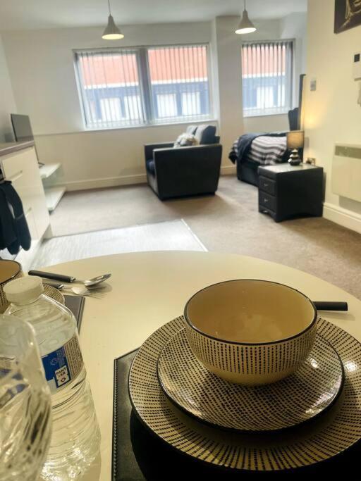 #215 1 Bed Serviced Apartment 더비 외부 사진