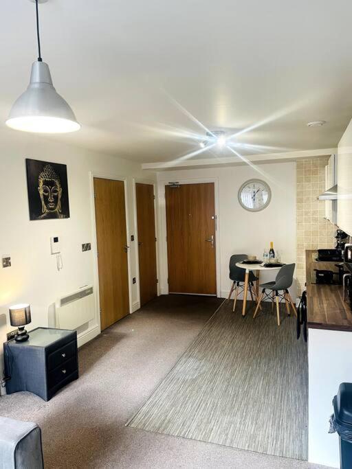 #215 1 Bed Serviced Apartment 더비 외부 사진